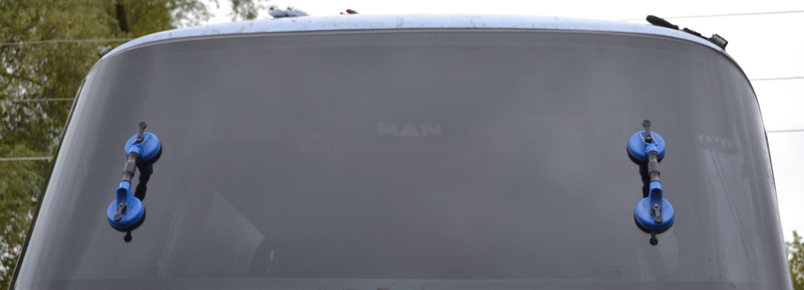 Вклейка лобового стекла автобуса